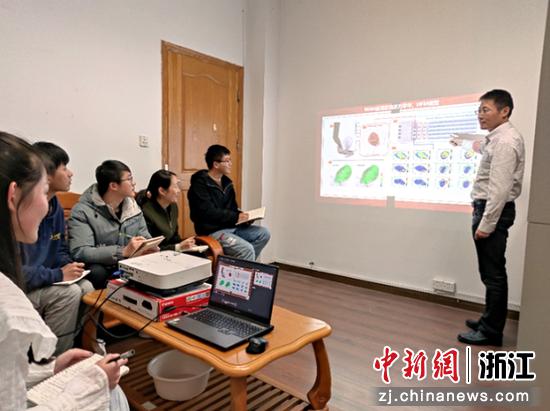 浙江农林大学光机电学院光学工程学科师生联合党支部师生。 浙江农林大学 供图