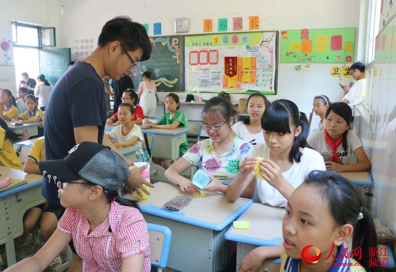 夏令营里和孩子们交流 