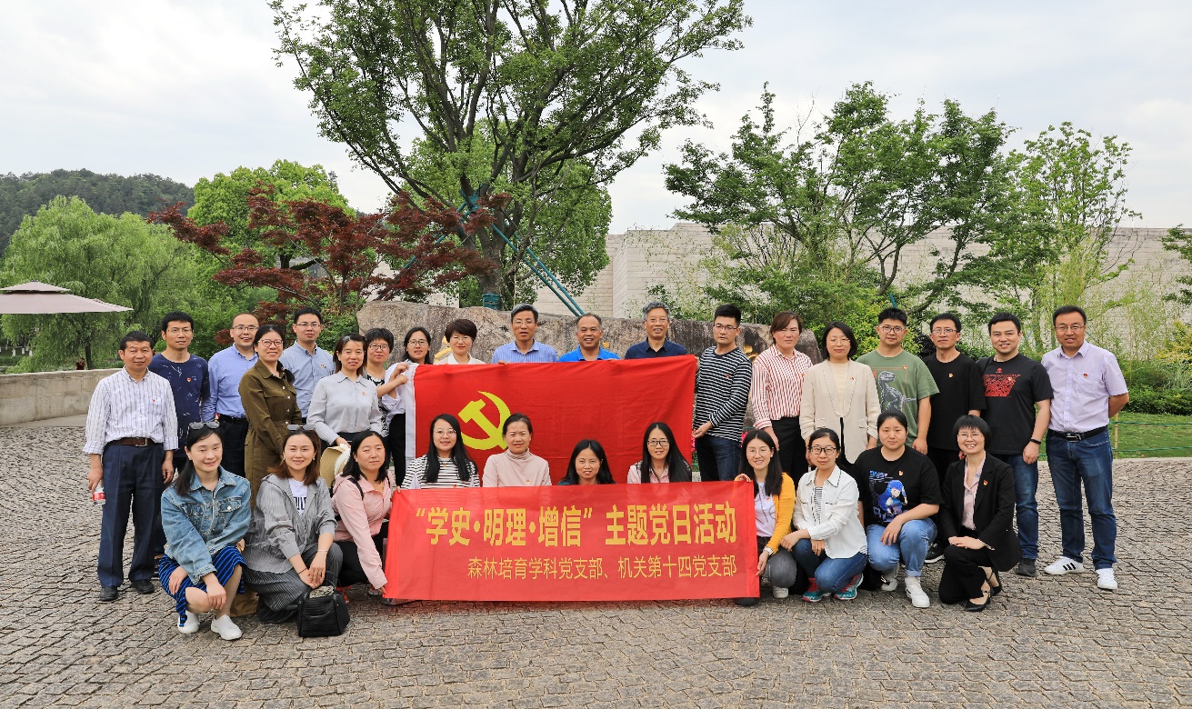 一群人在公园里描述已自动生成 一群人在公园里描述已自动生成