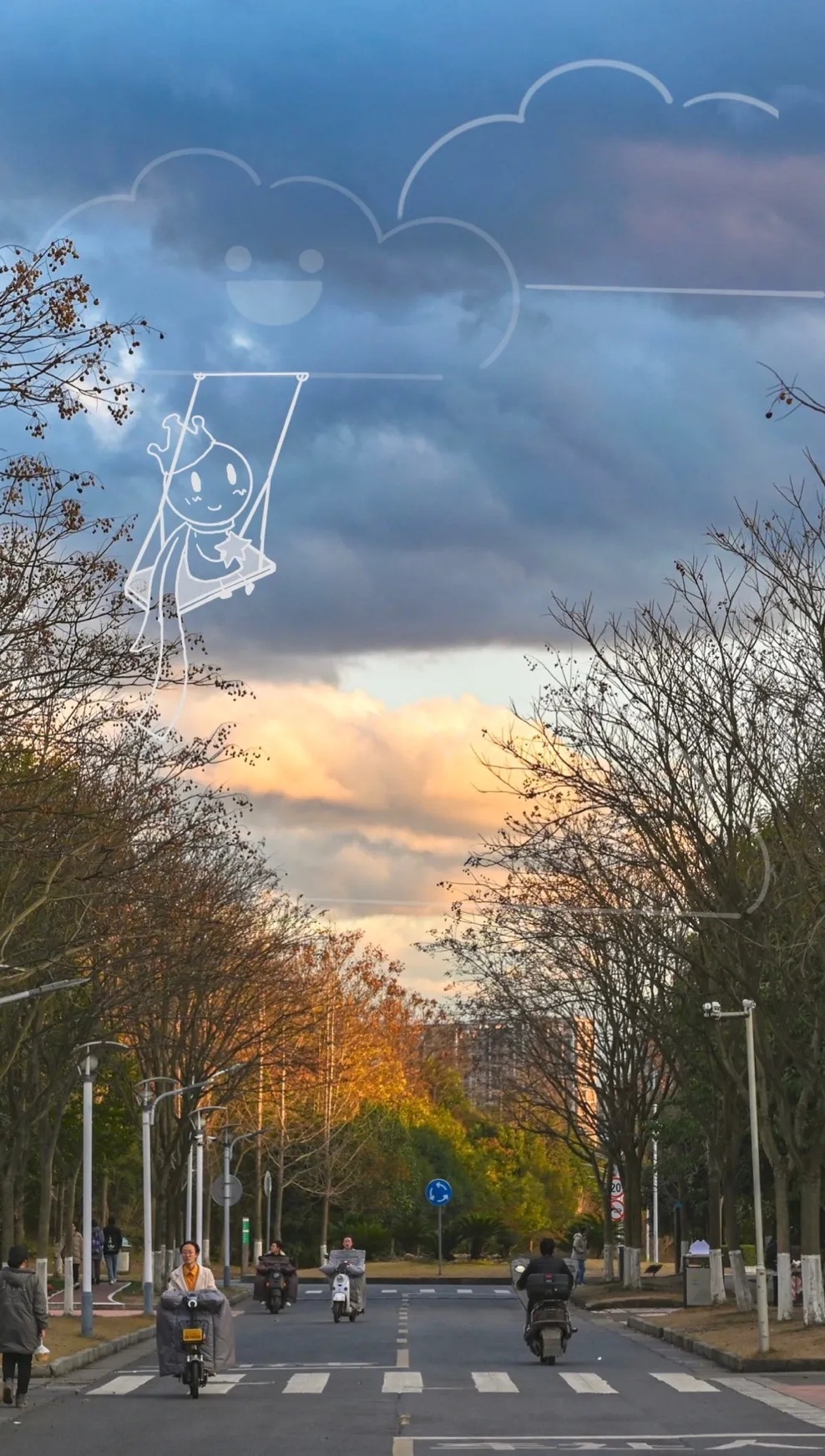 烂漫晚霞轻踩着云朵，于空中翩跹起舞。