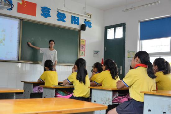 图为浙江农林大学志愿者在开展支教活动 陈胜伟