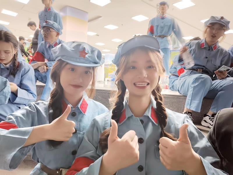 换下百褶裙爱上“武装”的孙睿 换下百褶裙爱上“武装”的孙睿