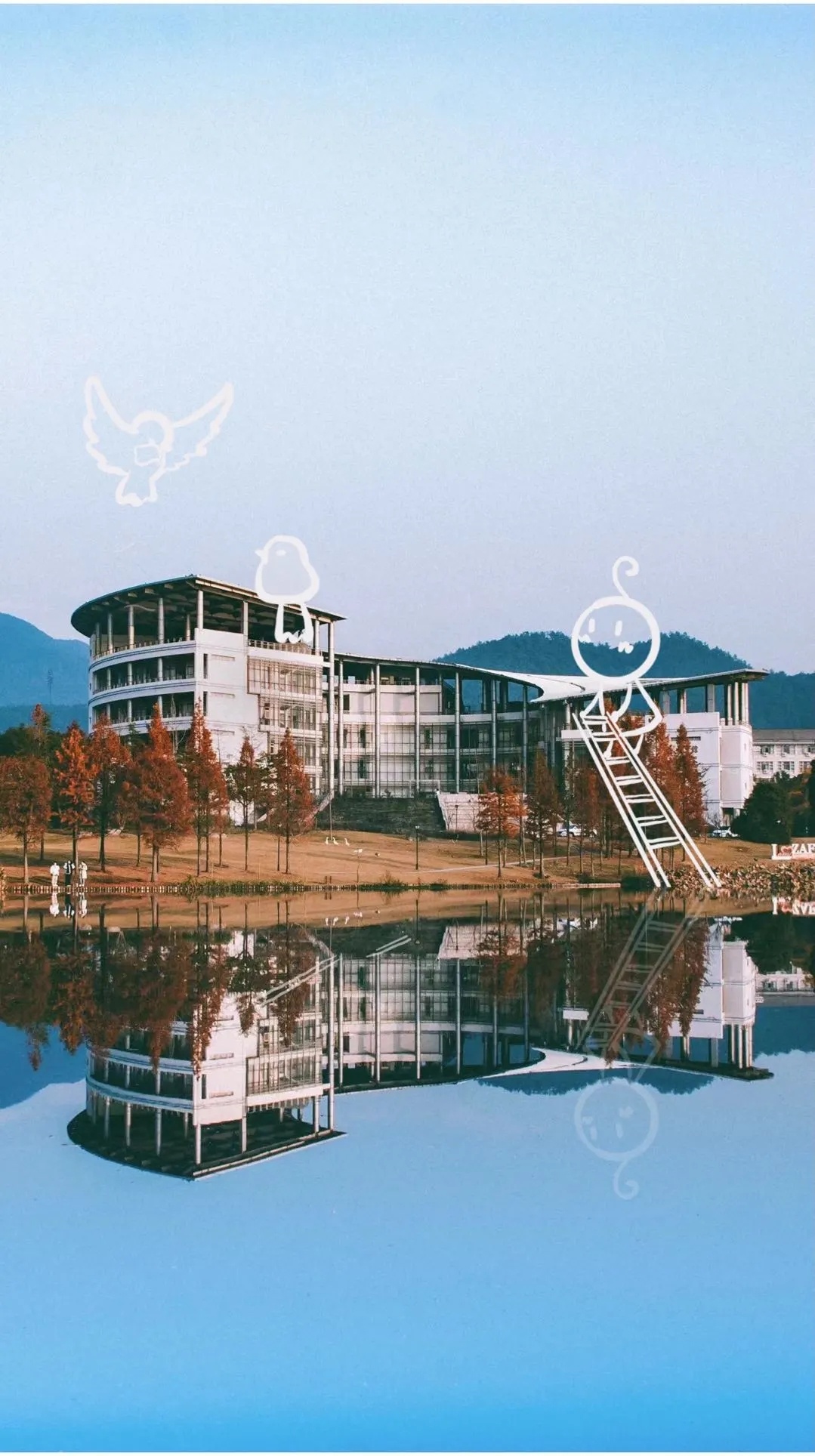 踏上小径，阵阵墨香迎面扑来。