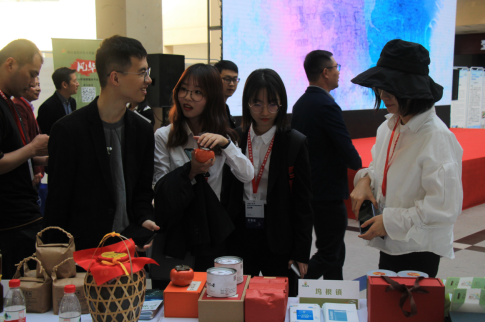 今天，我省千支团队万名大学生用创意助力乡村振兴展现果实