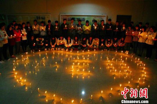 浙江农林大学的学生为雅安地震中的灾民祈福。陈胜伟摄